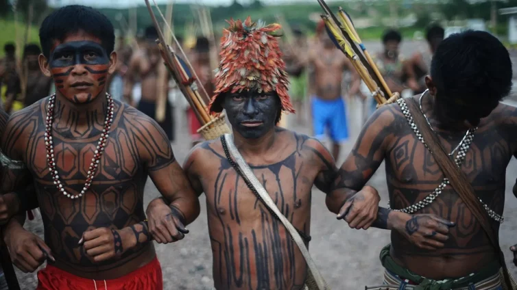 indigenas-de-diferentes-tribos-fazem-manifestacao-para-demonstrar-sua-uniao-durante-ocupacao-do-canteiro-de-obras-da-hidreletrica-de-belo-monte-em-vitoria-do-xingu-no-para-1369673058105_1920x1080.jpg