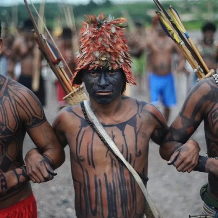 indigenas-de-diferentes-tribos-fazem-manifestacao-para-demonstrar-sua-uniao-durante-ocupacao-do-canteiro-de-obras-da-hidreletrica-de-belo-monte-em-vitoria-do-xingu-no-para-1369673058105_1920x1080.jpg