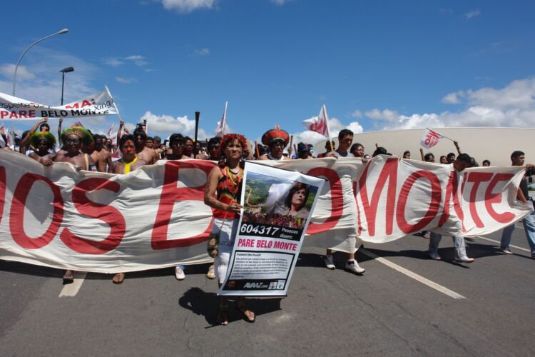 14 - 2011 - Em fevereiro, dezenas de manifestantes protestam contra Belo Monte em Brasilia, com apoio de personalidades nacionais e internacionais. Governo ignorou demandas (foto Verena Glass)