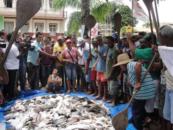 16 - 2011 - Em março, os pescadores, que não eram considerados atingidos por Belo Monte, fizeram uma grande pescaria de protesto antevendo o fim dos peixes na Volta Grande (foto Reanat Pinheiro)