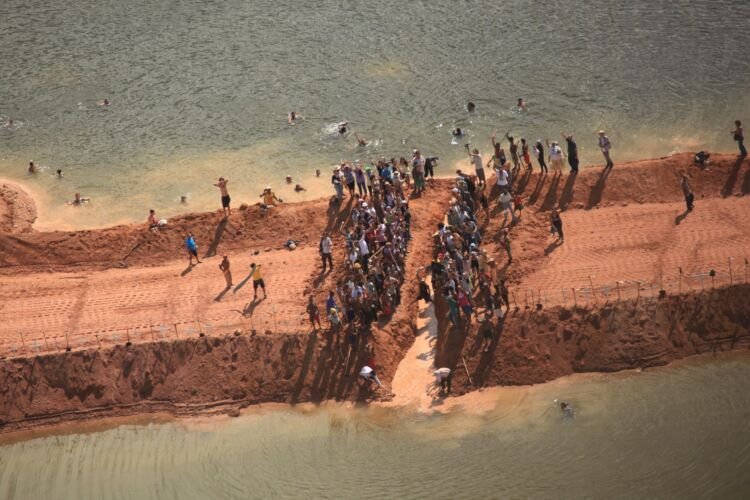 19a- 2012 -De madrugada, os militantes ocupam uma ensecadeira e cavam uma vala para libertar o Xingu (foto Atossa Saltani)