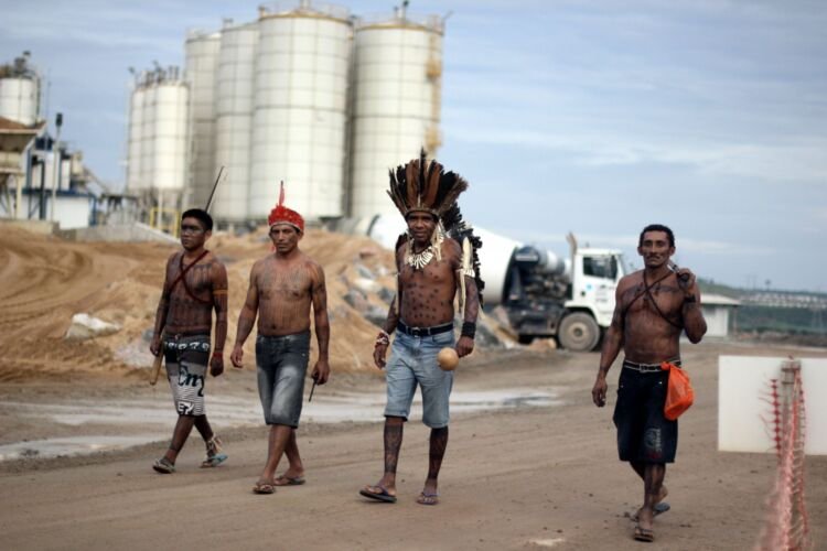 23 - 2013 - Em maio, dezenas de guerreiros munduruku ocuparam o canteiro de Belo Monte para apoiar a luta do Xingu e protestar contra os projetos hidrelétricos na bacia do Tapajós (foto Ruy Sposati)