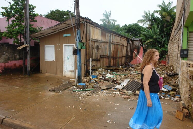 30 - 2015 - A Norte Energia segue destruindo as casas no centro de Altamira. Antonia Melo, coordenadora do Xingu Vivo, teve sua casa demolida neste ano