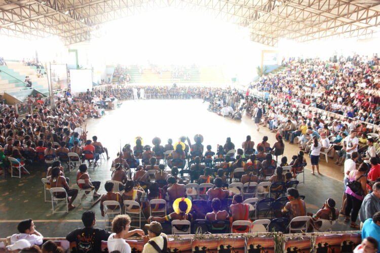 4 - 2008 - Em Maio, centenas de ribeirinhos, pescadores, agricultores e indígenas realizam o2º grande encontro contra o barramento do Xingu, chamado de Xingu Vivo para Sempre (foto Verena Glass)