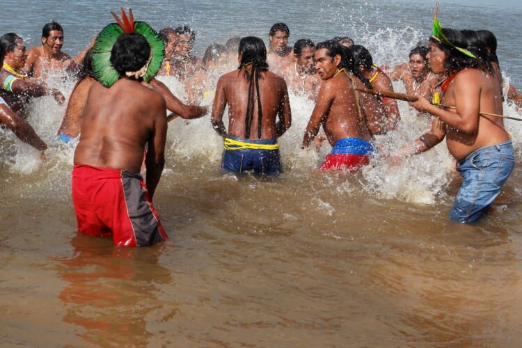 6 - 2008 - Ao final do encontro Xingu Vivo para Sempre, os indígenas tomam o rio (foto Verena Glass)